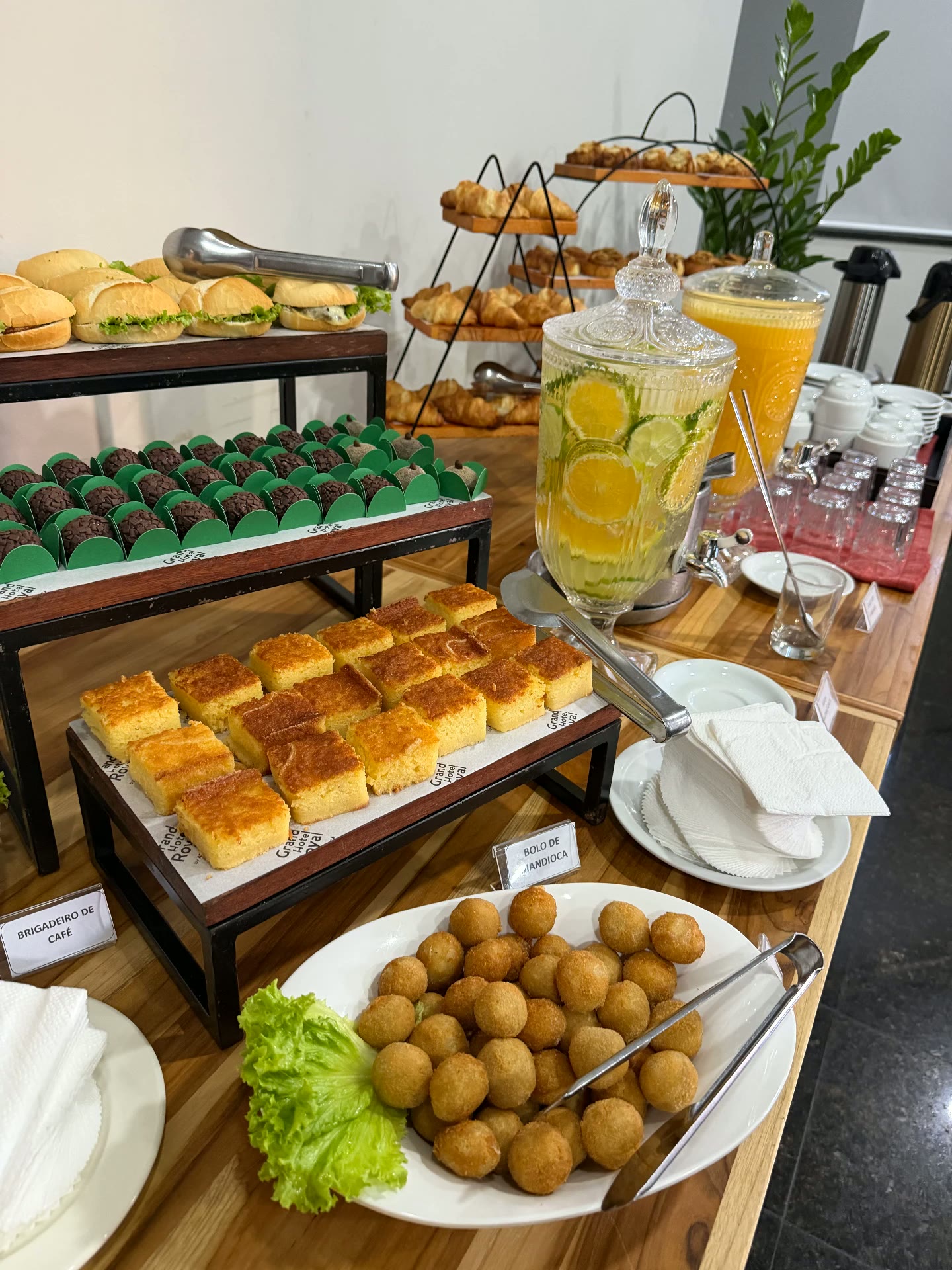 Doces, salgados e sucos do coffee break do Grand Hotel Royal
