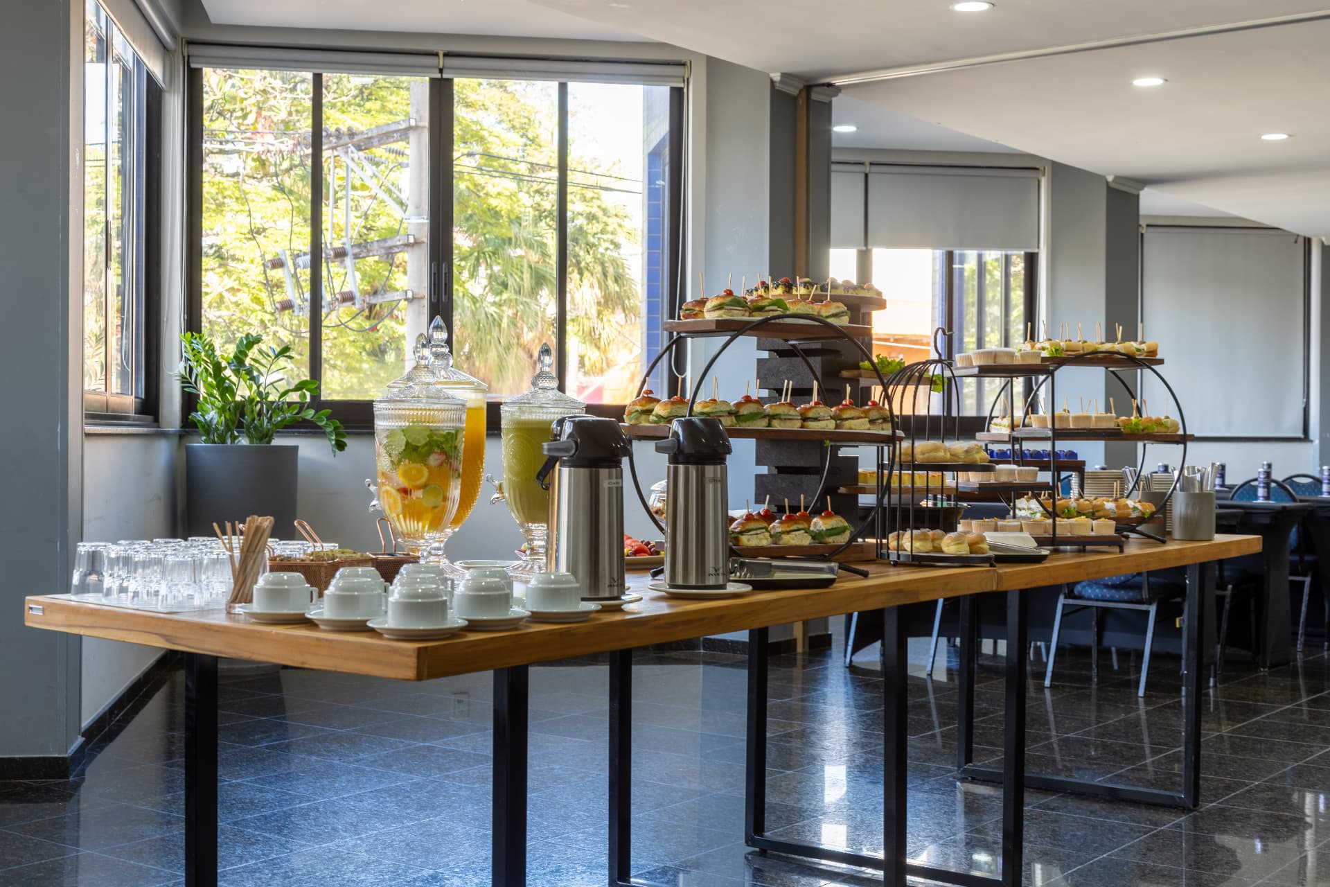 Mesa de coffee break montada para evento corporativo