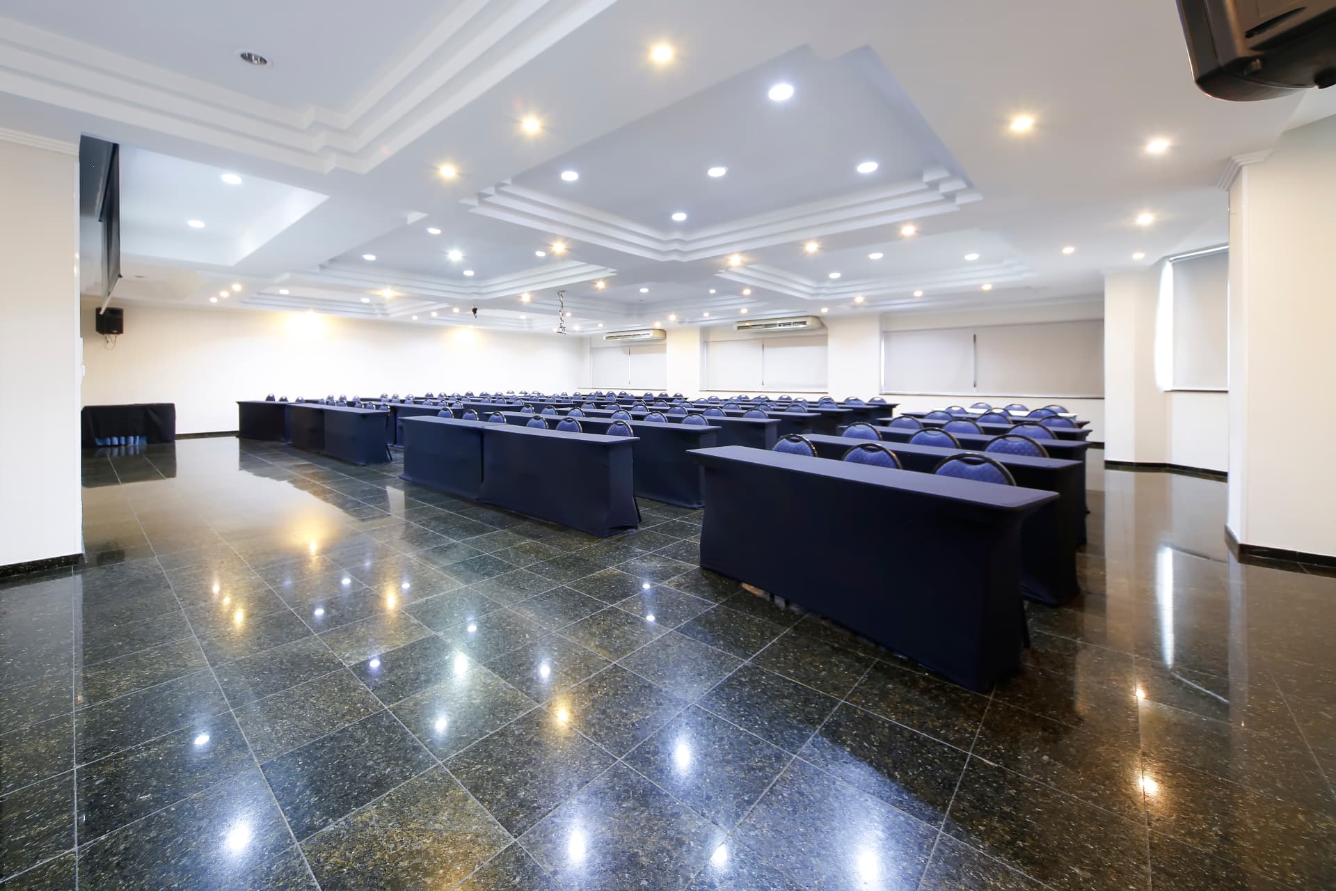 Salão de eventos do Grand Hotel Royal montado em formato escolar